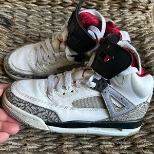 Boys Jordan’s sneakers good condition